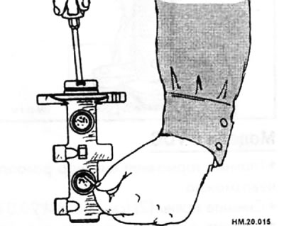 При установке колпачка поршня следите за его расположением и вставляйте колпачок ровно, чтобы он не…