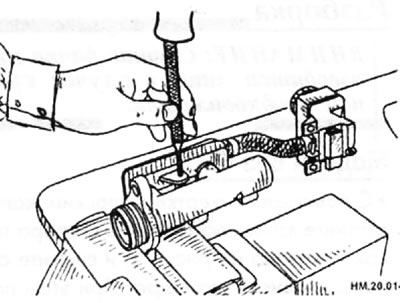 С помощью пробойника (диаметром около 4 мм) забейте новый штифт крепления бачка для тормозной…