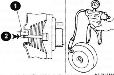 1 — длина выходного толкателя; 2 — преднатяг.