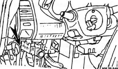 Отсоедините штекер выключателя контрольной лампы стояночного тормоза.