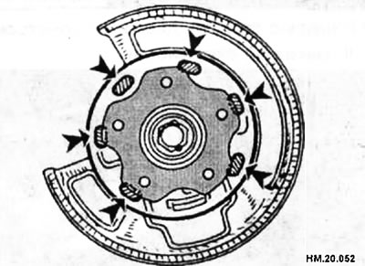 Нанесите эту же смазку на колесный щиток тормозного механизма в местах, обозначенных на рисунке…