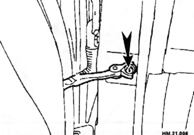 Открутите болт крепления ограничительной тяги (стрелка) на двери.