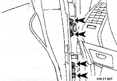 Отрегулируйте положение двери.