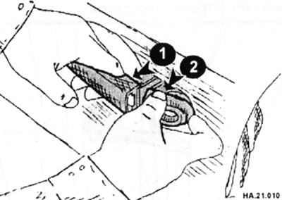 Потянув наружную ручку двери (1), снимите цилиндр замка двери (2).