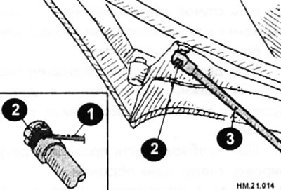 Снимите газонаполненный амортизатор задней подъемной двери. Для этого приподнимите отверткой (1)…