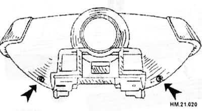 Адкруціце два шрубы мацавання (Стрэлкі), размешчаныя на заднім боку задняга вечка панэлі прыбораў.