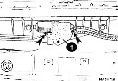 Открутите винты крепления (стрелки электродвигателя привода люка (1). Снимите электродвигатель и…