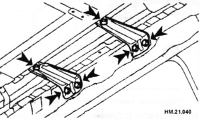 Открутите болты (стрелки) крепления кронштейна люка и снимите люк с панели крышки.