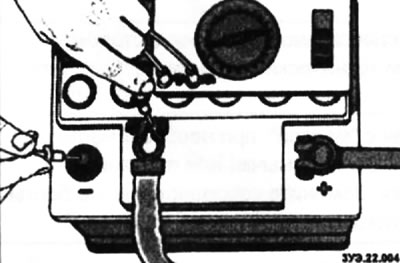 При выключенном зажигании отсоедините отрицательный провод от аккумуляторной батареи.