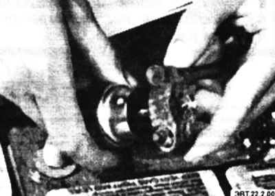 Очистите зажимы проводов с помощью специальной щетки и очистителя контактов, а также раствором…