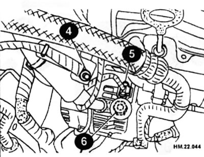Отсоедините штекер генератора (5)