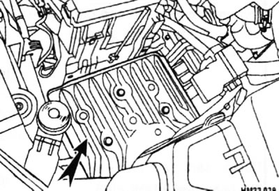 Zdejmij uchwyt akumulatora (strzałka).