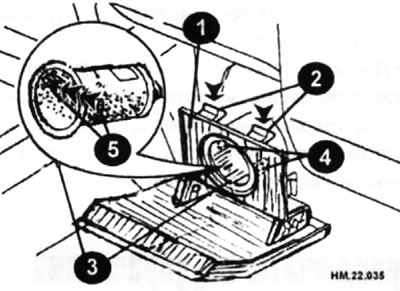 1 — крышка электрической розетки; 2 — защелка; 3 — внутренняя часть розетки; 4 — крючки; 5 —…