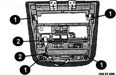 Uklonite 4 vijka (1) i 2 stezaljke (2). Zatim uklonite glavnu jedinicu audio sustava s poklopca…