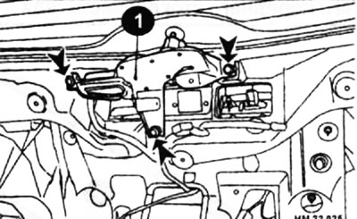 Открутите болты крепления (стрелки) электродвигателя заднего стеклоочистителя и снимите…