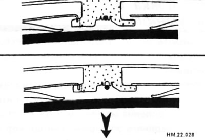 Начните снимать щетку, потянув ее вниз.