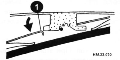 Поверните щетку и отожмите рычаг крепления (1) от рычага стеклоочистителя.