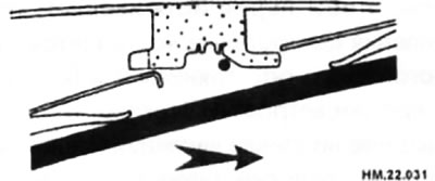 Переместите щетку в направлении, показанном стрелкой.