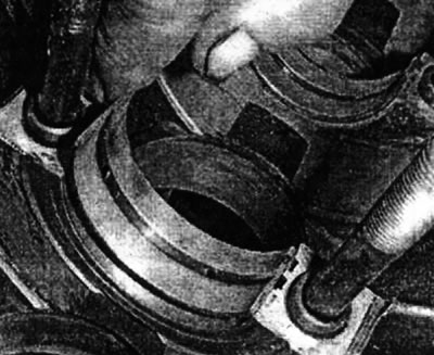 Когда коренные подшипники и/или коренные шейки коленчатого вала подверглись износу, то зазор между…