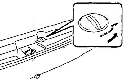 1. Адкрыйце заднюю дзверы і зніміце вечка.