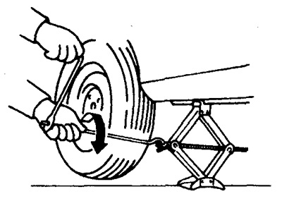 5. Вращая домкрат с помощью ручки, поднимите автомобиль так, чтобы колесо слегка приподнялось над…