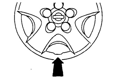 При установке колпака на дорожное колесо совместите выемку на колпаке с воздушным клапаном.