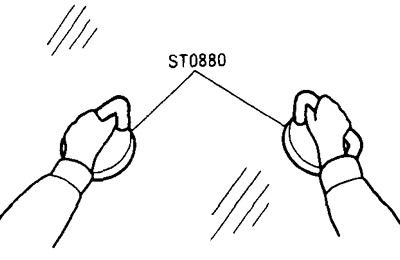 3. Вызваліце заціскі і пры дапамозе гумавых прысосак (спецінструмент) выміце шкло з дзвярэй.