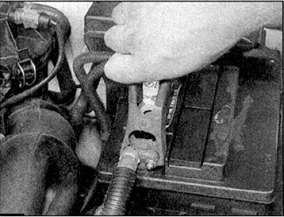 Стартиране на двигателя от спомагателна батерия