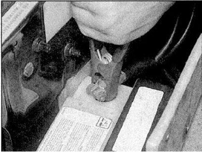 1. Свържете клемата на червения джъмперен кабел към положителния полюс на изтощената батерия.