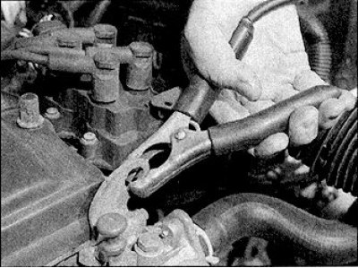 3. Свържете клемата на черния джъмперен кабел към отрицателната клема на бустерната батерия.