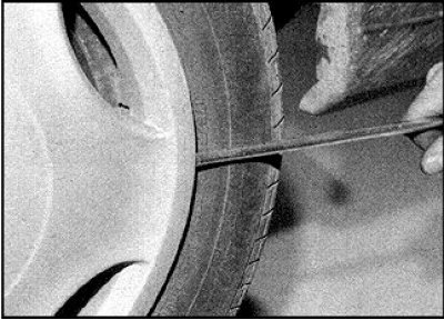 1. Дастаньце дамкрат. Дамкрат умацаваны з правага боку багажніка, пад лючком.