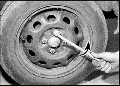 2. Запасное кола і прылада знаходзяцца ў нішы ўсярэдзіне багажнага адсека, пад дэкаратыўнай…