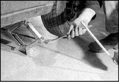 3. Прыслабце гайкі мацавання заменнага кола.