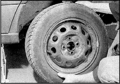 4. Усталюеце дамкрат пад узмоцненай секцыяй парога кузава, круціце дзяржальню дамкрата па…