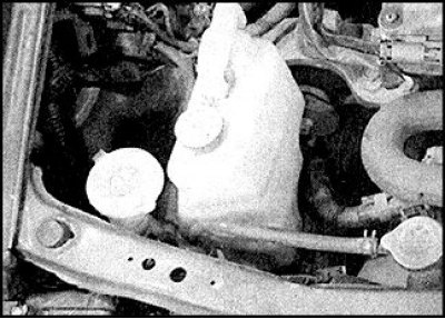 Праверка ўзроўню вадкасці ў бачку шклоамывальніка