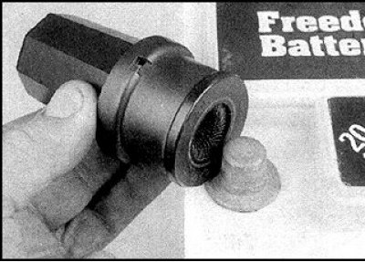 2. Проверяйте состояние и надежность крепления клемм (A) и состояние кабелей (В).