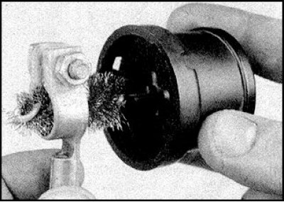 2. Проверяйте состояние и надежность крепления клемм (A) и состояние кабелей (В).