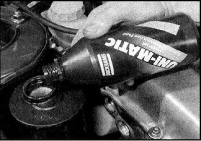 2. Узровень вадкасці правяраецца мацам, які ўмантаваны ў корак гарлавіны бачка. Пратрыце гарлавіну…