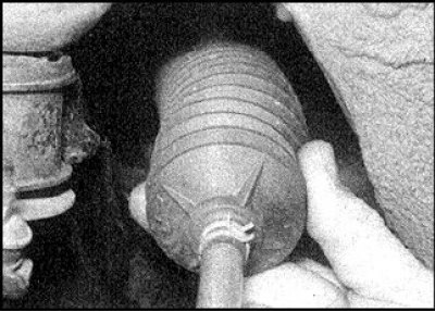 1. Пастаўце аўтамабіль на ручны тормаз, падніміце перадпакой частка аўтамабіля і ўсталюеце на…