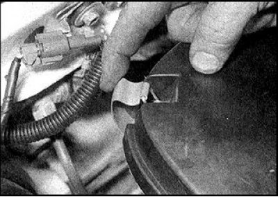 1. Отверните гайку (или гайки) и болт крепления крышки воздушного фильтра (указаны стрелками).