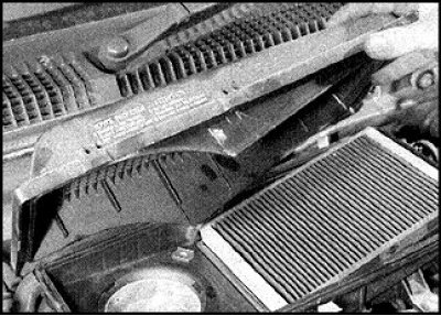 2. Отведите в стороны пружинные защелки крышки воздушного фильтра.