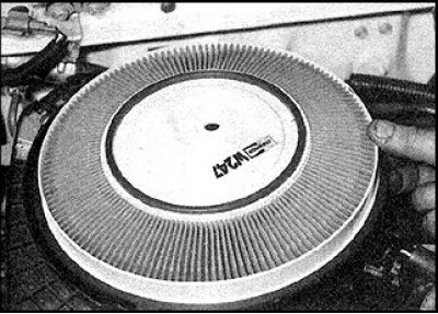 3. Cнимите крышку воздушного фильтра (на фото – крышка воздушного фильтра инжекторного двигателя).…