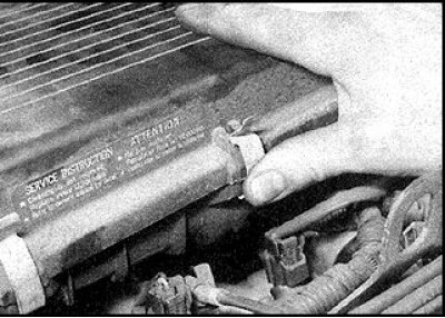 6. Вставьте новый фильтрующий элемент, предварительно правильно его сориентировав и проследив за…