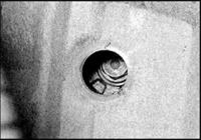 4. Адкруціце шрубы і зніміце пластмасавы шчыток пад крылом (паказаны стрэлкай).