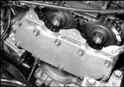 4. Адкруціце два ніта мацавання кранштэйна помпы гідраўзмацняльніка да вечка ланцужнога прывада,…