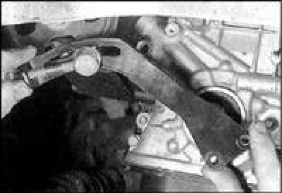 6. Адкруціце балты і гайкі (пазначаны стрэлкамі) і зніміце назіральную крышку шасцерняў…