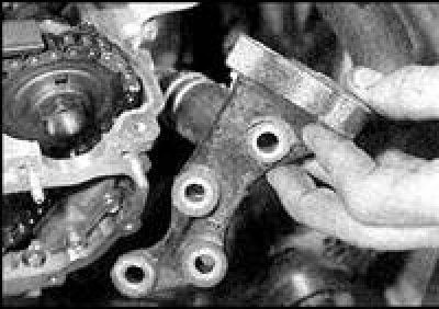 10. Адкруціце стяжной ніт правай апоры сілавога агрэгата, затым адкруціце тры ніта і зніміце апору.…