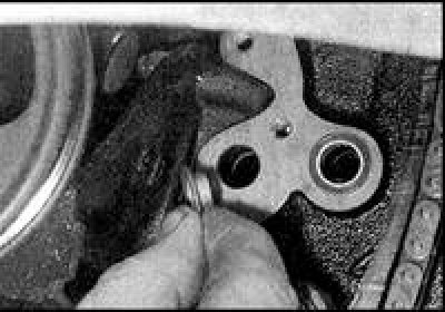 3. Пераканайцеся, што ўшчыльняемыя паверхні вечка і блока цыліндраў чыстыя і сухія.