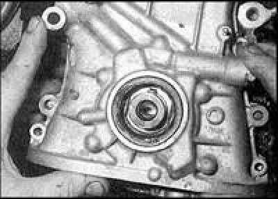 7. Сумясціце канаўку пад шпонку ва ўтулцы алейнай помпы са шпонкай, затым апраніце ўтулку на…