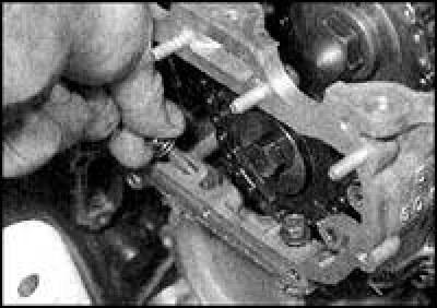 9. Загарніце ніты мацавання вечка ў ранейшыя адтуліны, зацягніце ніты ў некалькі прыёмаў, паступова…